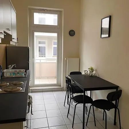 Geraeumige Mit 3 Schlafzimmern Und Balkon In Magdeburg-sudenburg Apartment