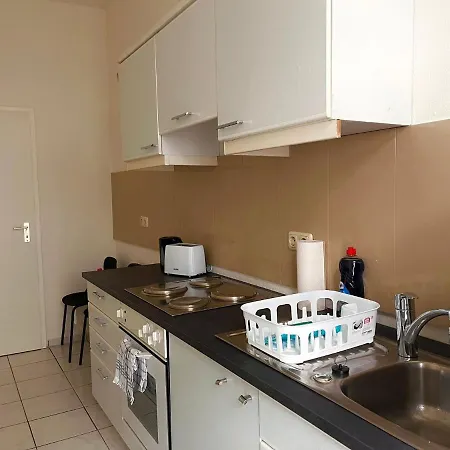 Geraeumige Mit 3 Schlafzimmern Und Balkon In Magdeburg-sudenburg Apartment